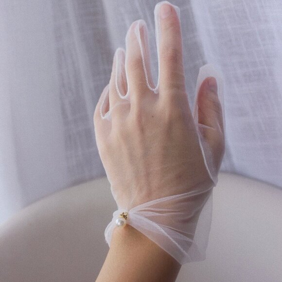 Bridal white gloves with faux pearls - Picture 1 of 3